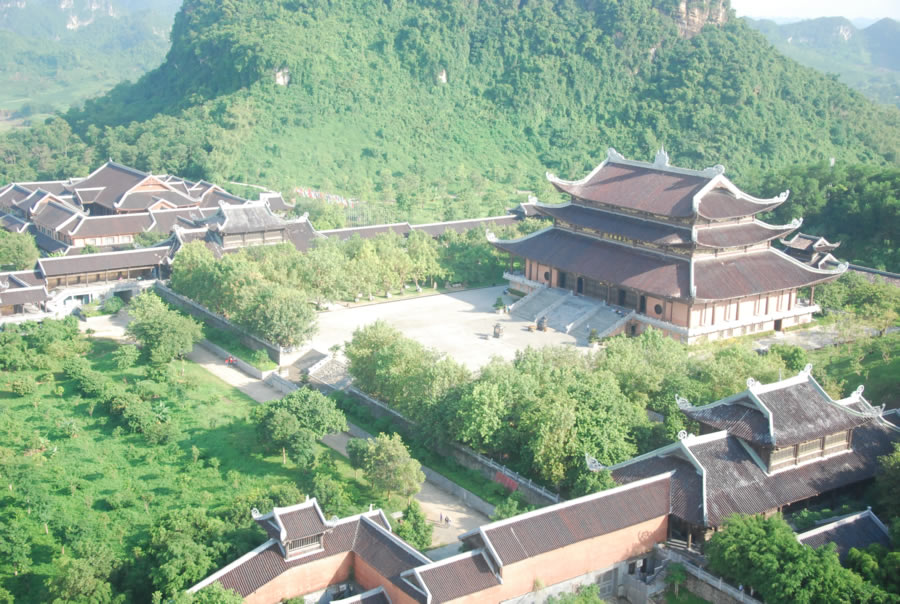 Tour du lịch Ch&ugrave;a B&aacute;i Đ&iacute;nh Ninh B&igrave;nh Tam Ch&uacute;c H&agrave; Nam 2 ng&agrave;y 1 đ&ecirc;m